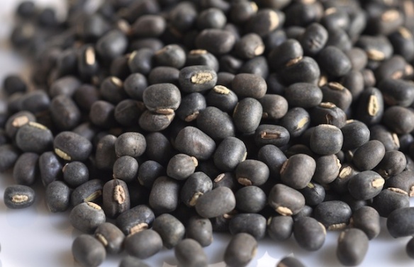 whole dried black lentils (urad dal)