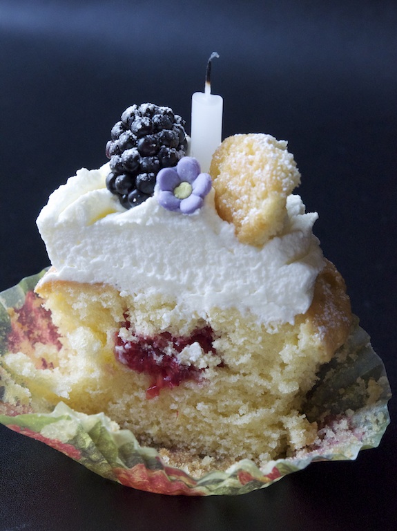 Cupacke- with raspberry jam