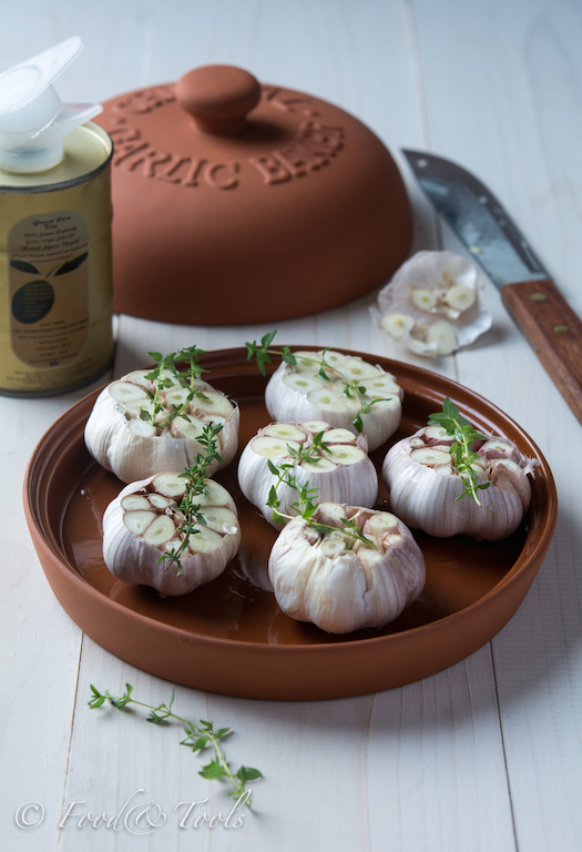 Garlic Bulbs with Thyme and Olive Oil