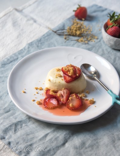 panna cotta with elderflowers